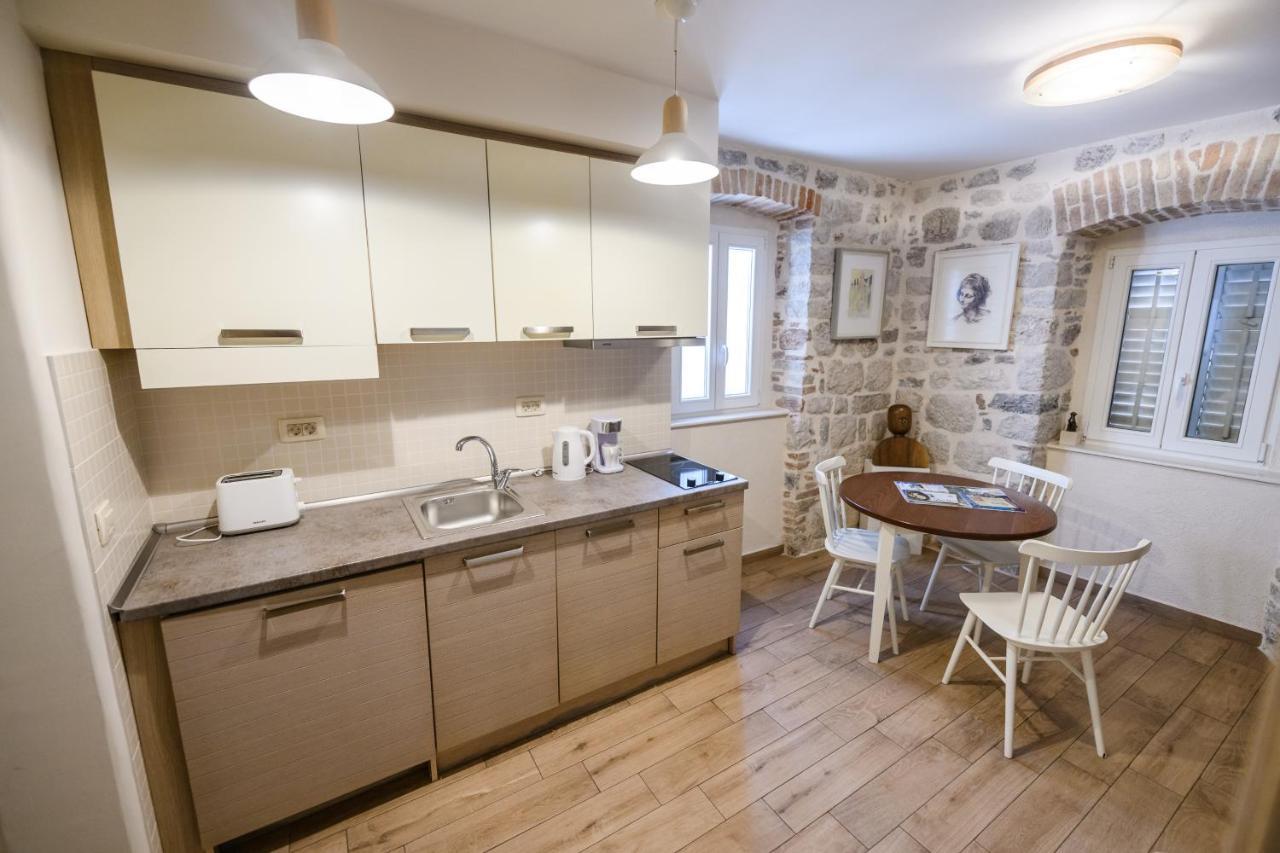 Apartmani Art Karampana Kotor Eksteriør bilde