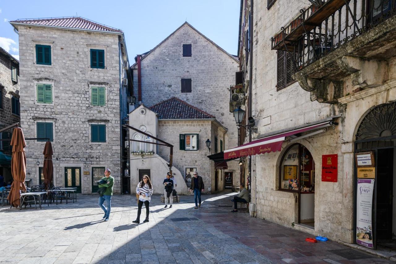 Apartmani Art Karampana Kotor Eksteriør bilde