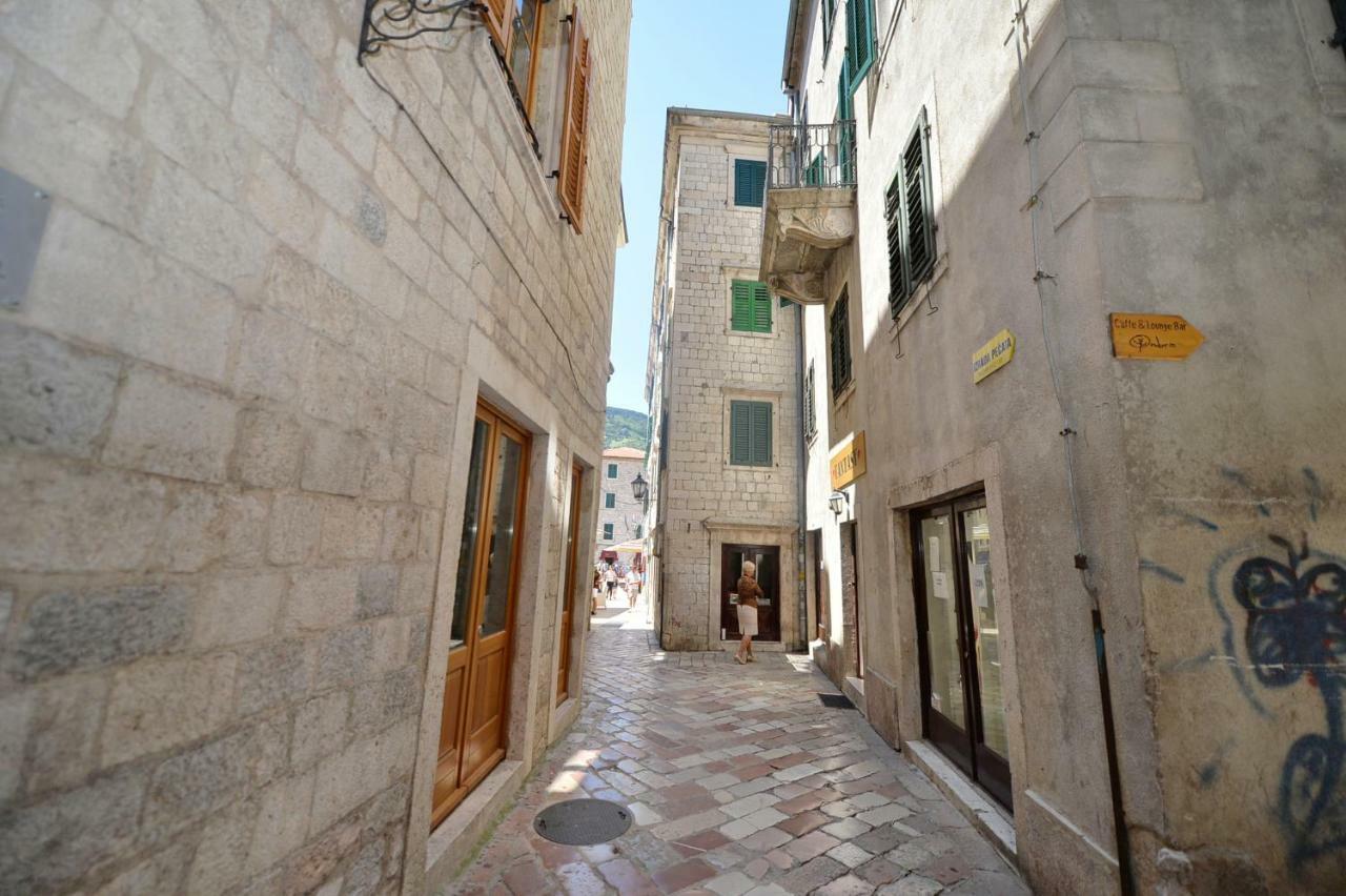 Apartmani Art Karampana Kotor Eksteriør bilde
